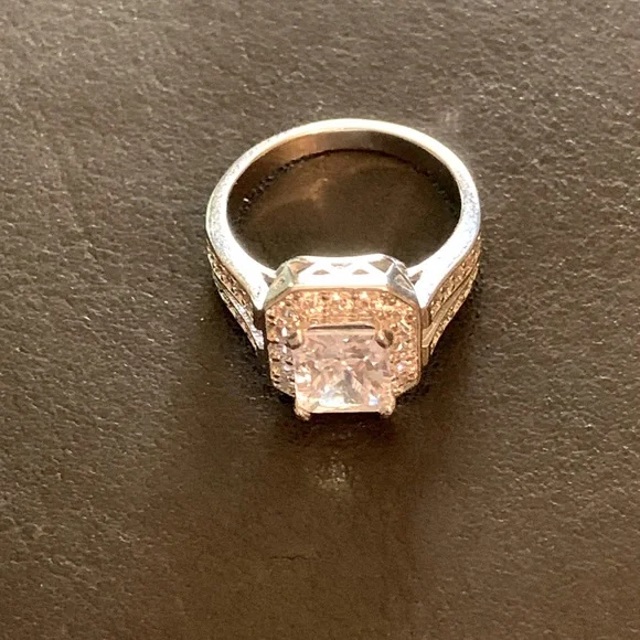 Size 8 silver dinner ring. Cubit zirconia. - Picture 2 of 8